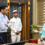 मां के पांव गिरकर माफी मांगो, वरना होगा जिला बदर : डीएम